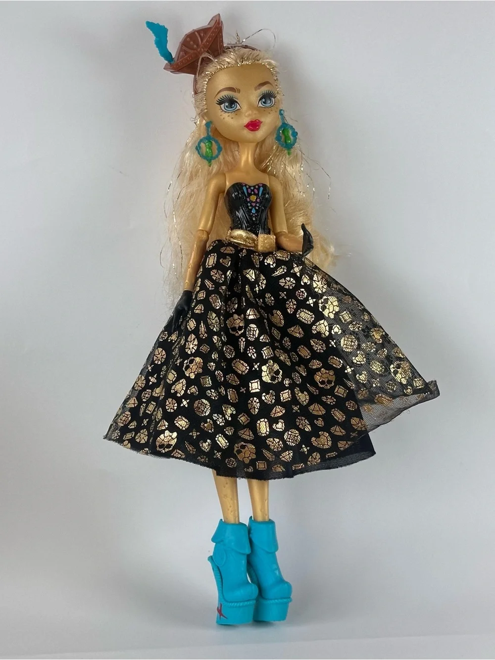 Monster High Shriekwrecked Dayna Treasura Doll Jones Dress Hat Shoes